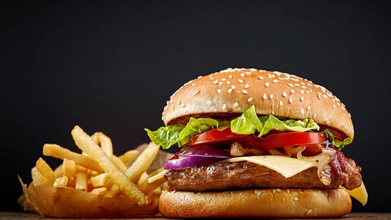 Clausuraron una hamburguesería por cuatro casos de intoxicación con salmonella