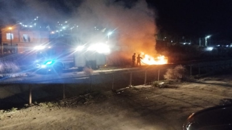 Se incendió un Ford Focus en plena calle