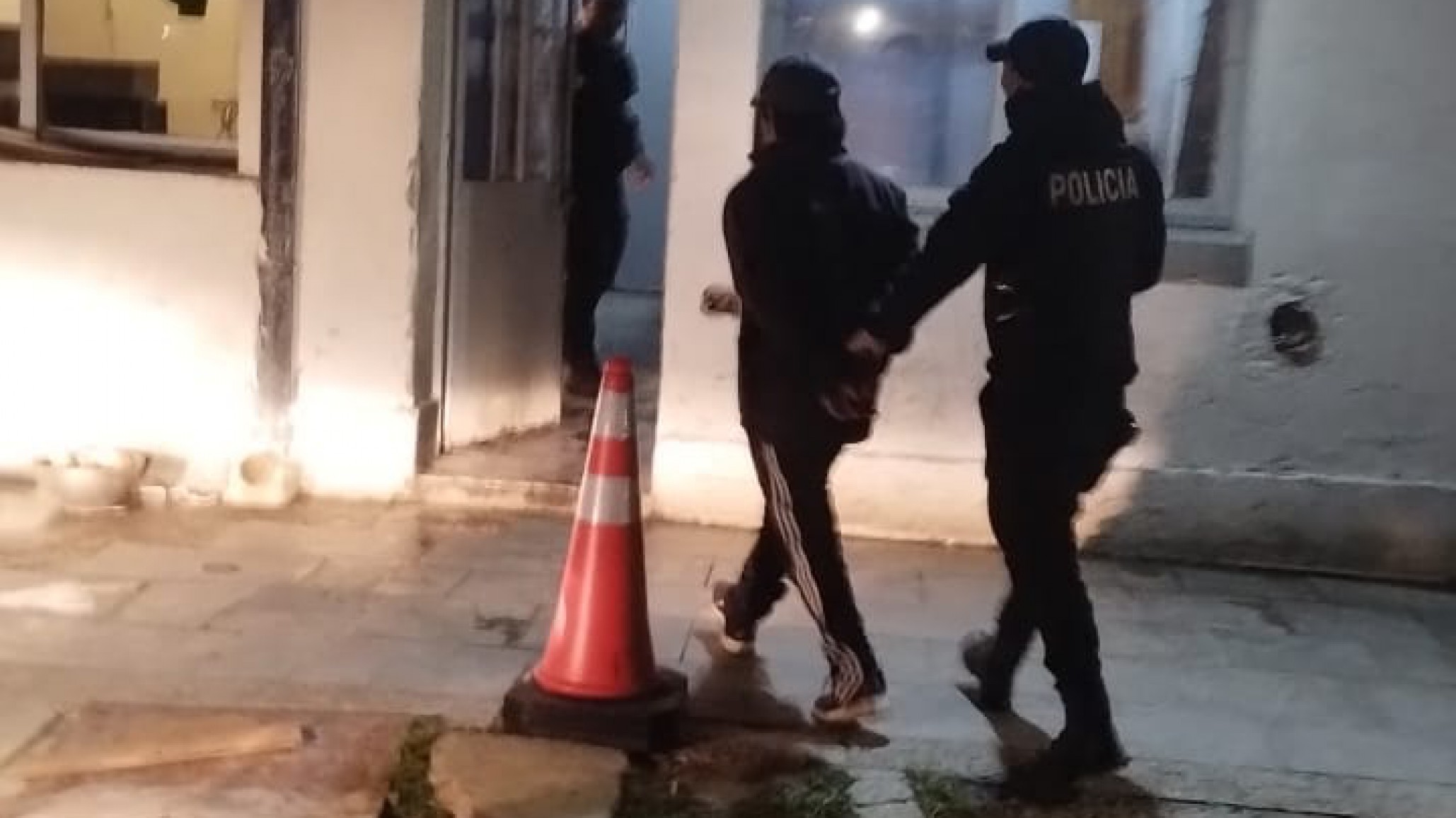 Era huésped, se metió en una discusión de pareja y destrozó un TV y una botella