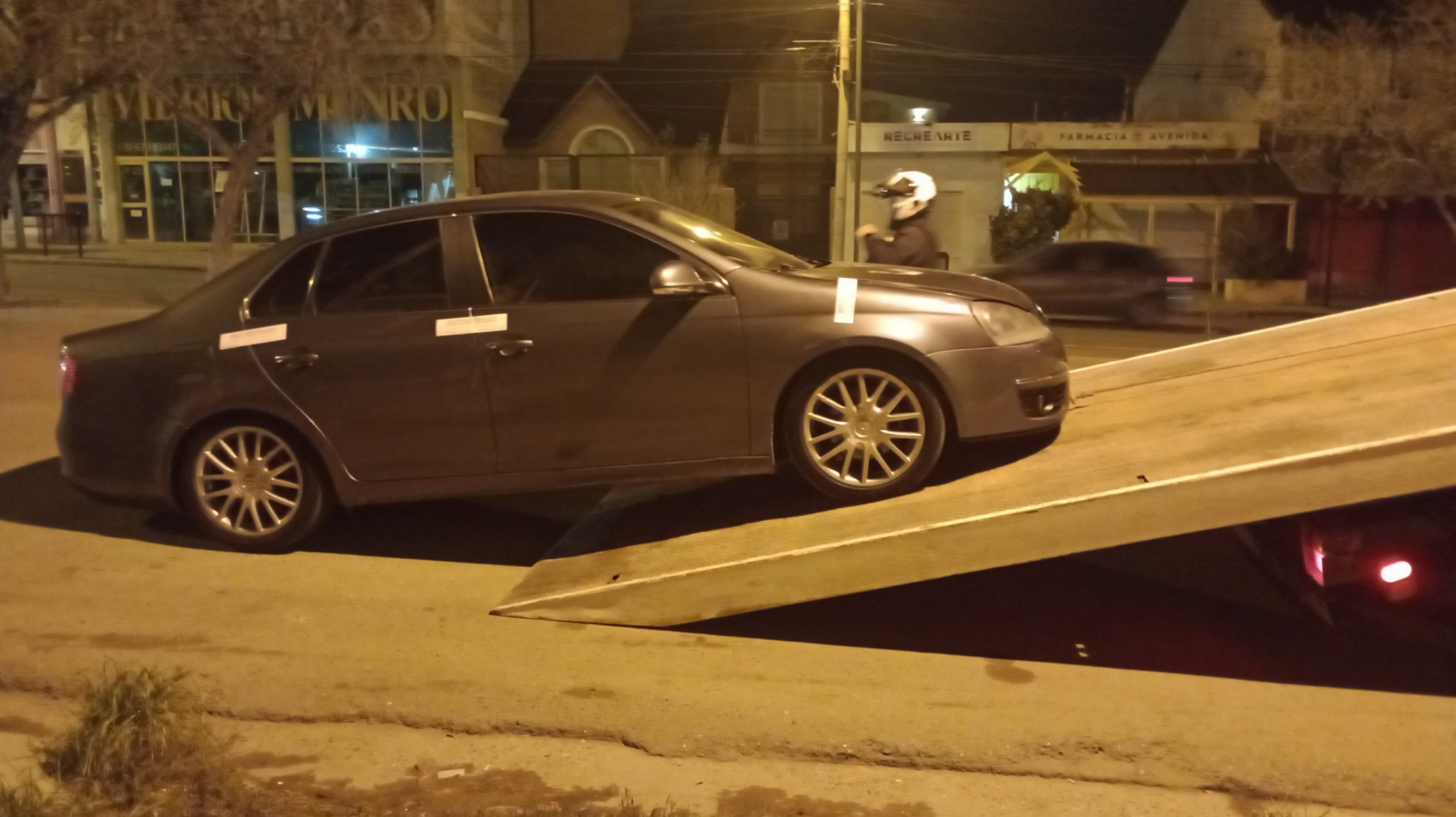 Persecución en la madrugada: manejaba sin seguro por Kennedy y terminó en el corralón