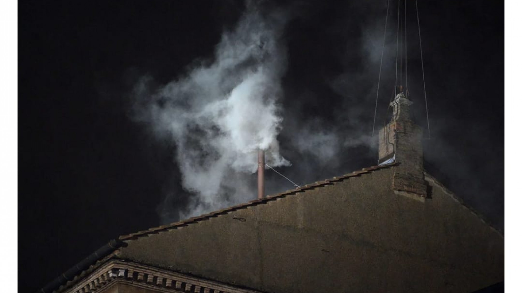 Ya está lista la chimenea en la Capilla Sixtina para el inicio del cónclave del 7 de mayo