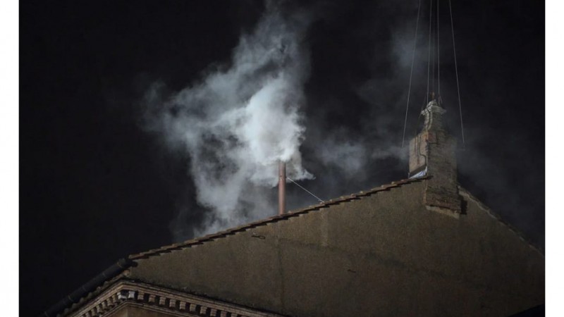 Ya está lista la chimenea en la Capilla Sixtina para el inicio del cónclave del 7 de mayo