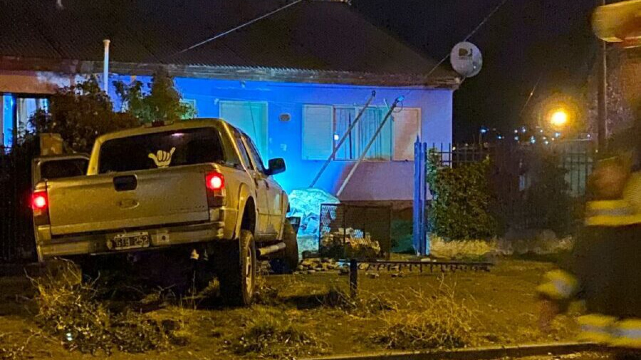 Una camioneta chocó contra una casa y provocó una fuga de gas en Esquel