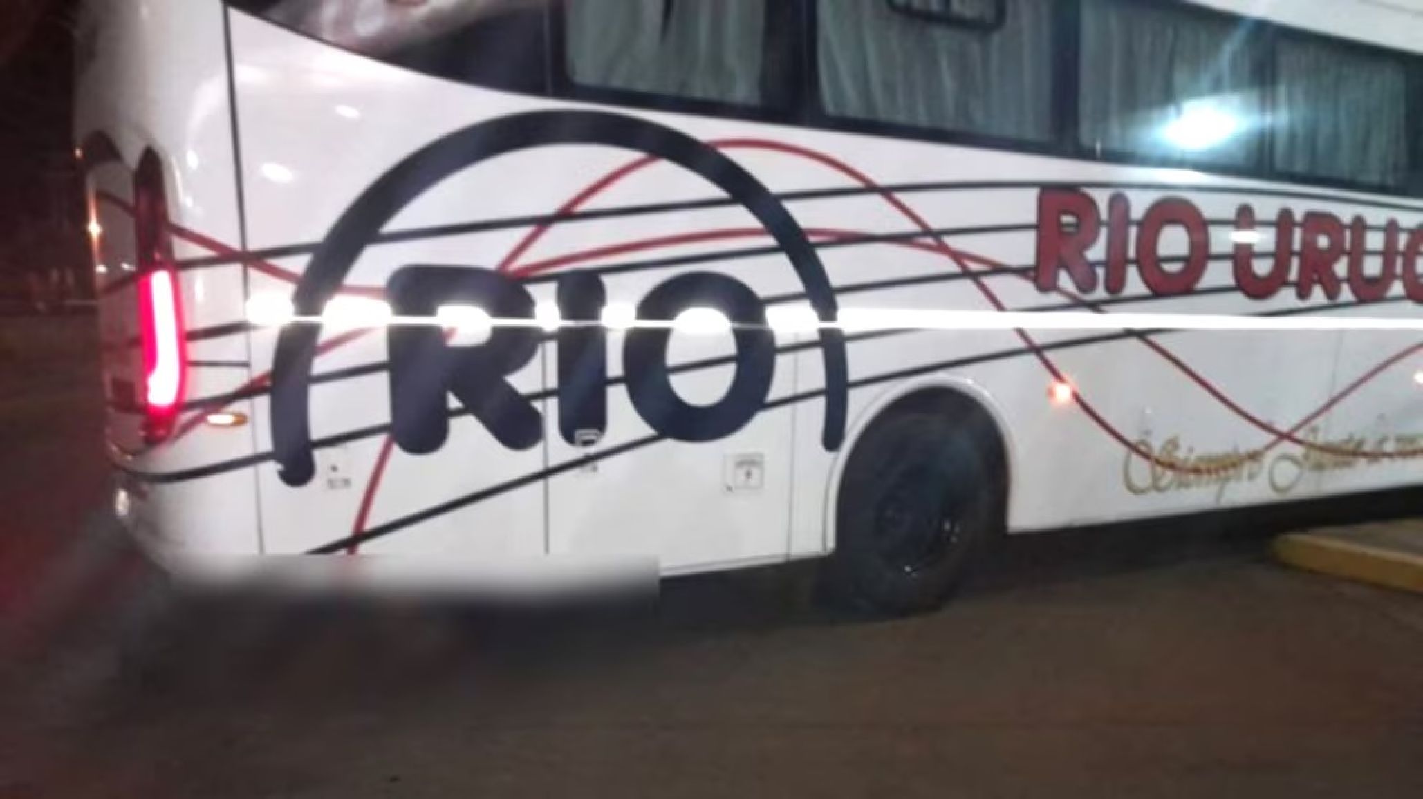Conmoción en Corrientes: Un micro llegó a la terminal arrastrando un cadáver