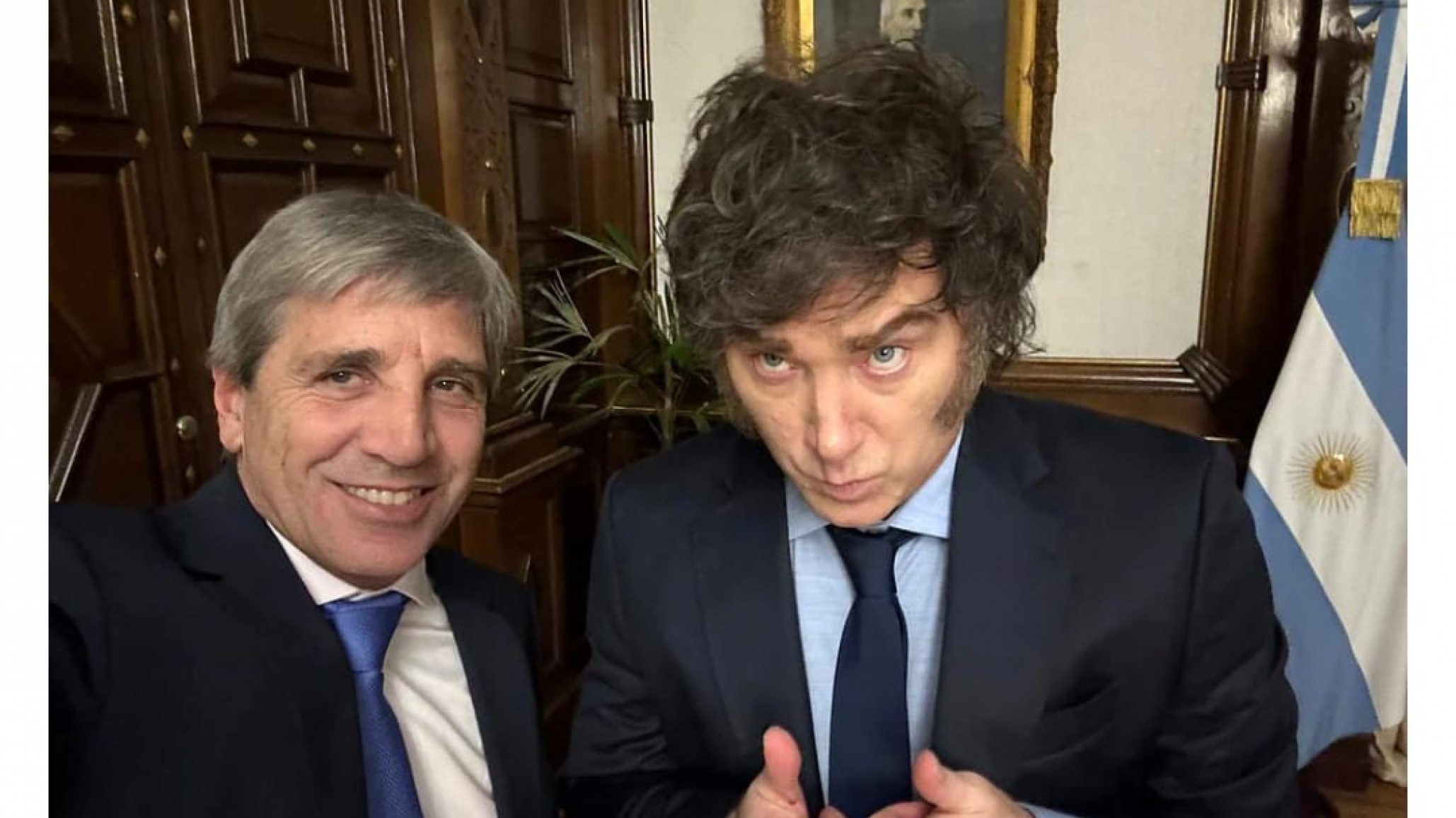 El Gobierno prepara incentivos para que los argentinos usen sus dólares en la vida cotidiana