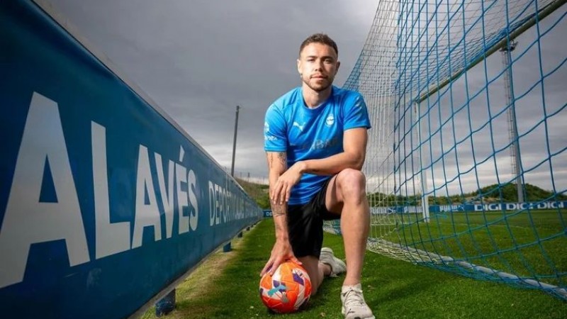 El comodorense Tomás Conechny sumó minutos en el empate del Alavés frente al Atleti de Julián Álvarez