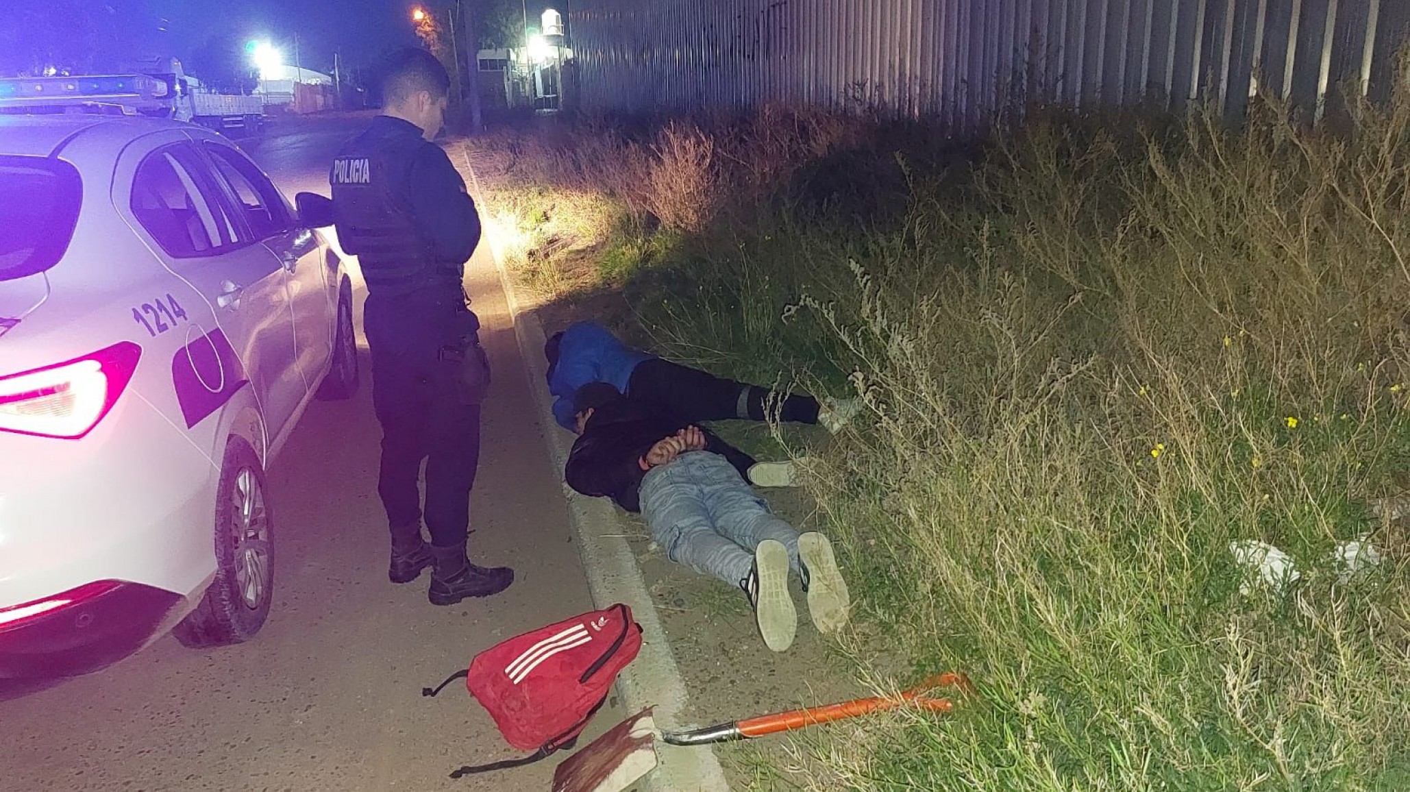 Dos hombres salieron de una empresa con herramientas robadas en la mano y fueron atrapados