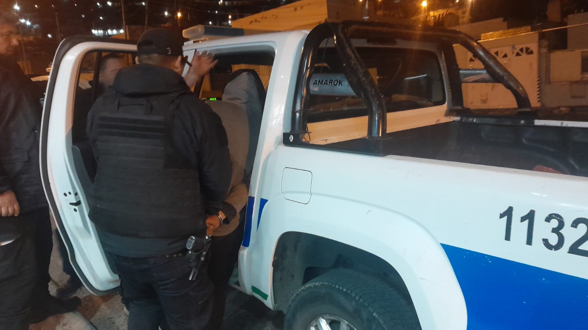 Lo encontraron en la madrugada dentro de un local y terminó detenido