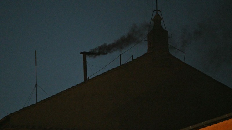 Fumata negra: los cardenales volverán a votar este jueves