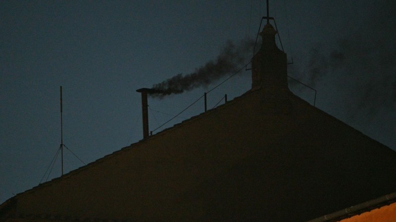 Fumata negra: los cardenales volverán a votar este jueves
