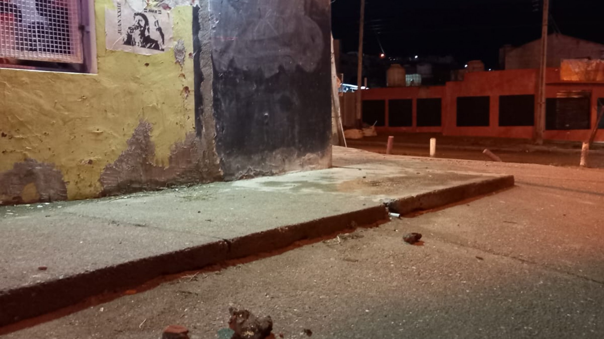 Comodoro: pedían alcohol de madrugada, no se los vendieron y apedrearon el local