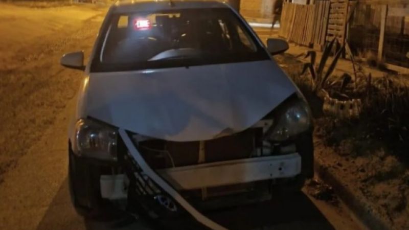 Taxista sin licencia, se negó al test de alcoholemia y fue demorado tras un choque