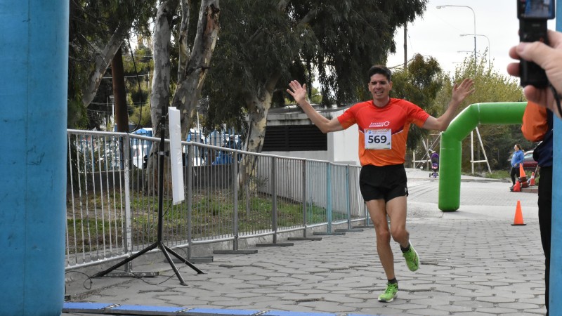 Jorge Mérida y Claudia Arbe ganaron la 10° edición de la Corrida Universitaria