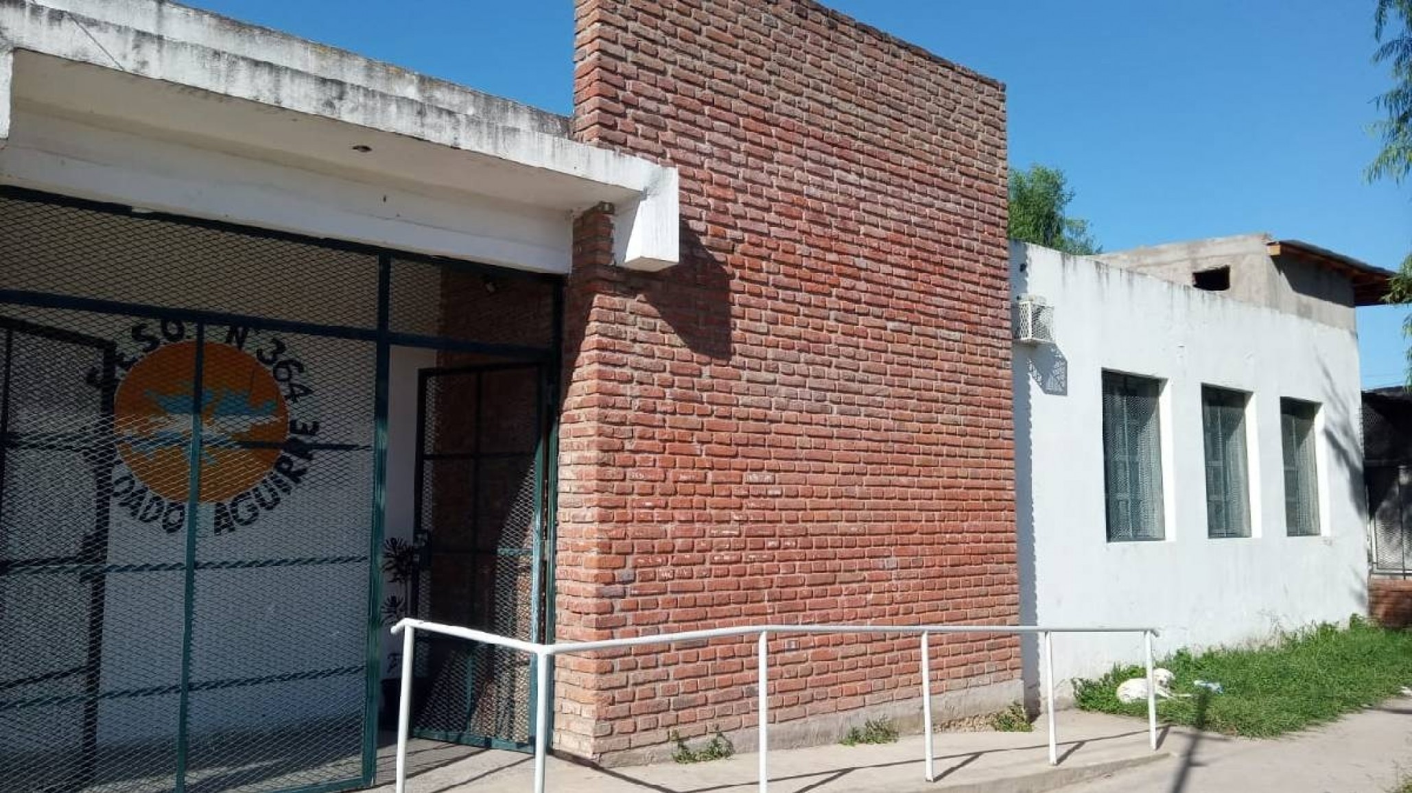 Alarma en una escuela de Rosario: Un alumno disparó al aire tras un forecejeo y se dio a la fuga