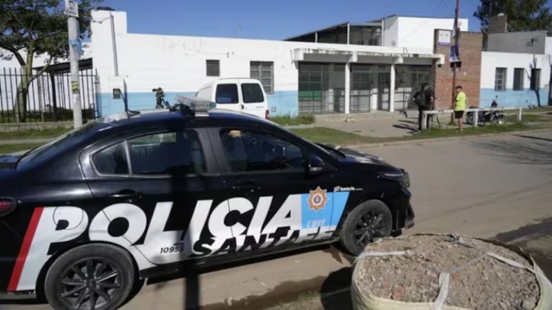 Un alumno de 15 años llevó un arma a la escuela y escapó a los tiros
