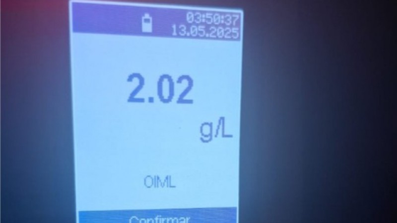 Manejaba con 2.02 de alcohol, chocó el alambrado de una casa y no tenía carnet