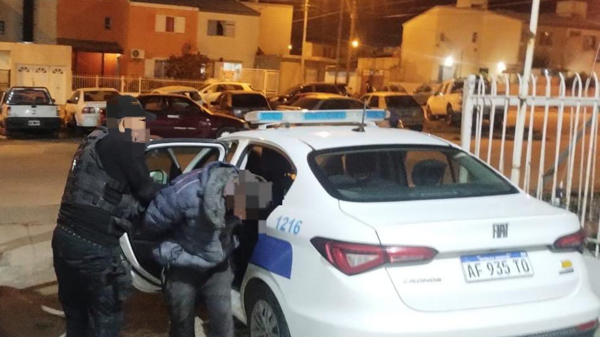 Un joven apedreó la casa de su madre y la amenazó: tenía una orden de restricción vigente