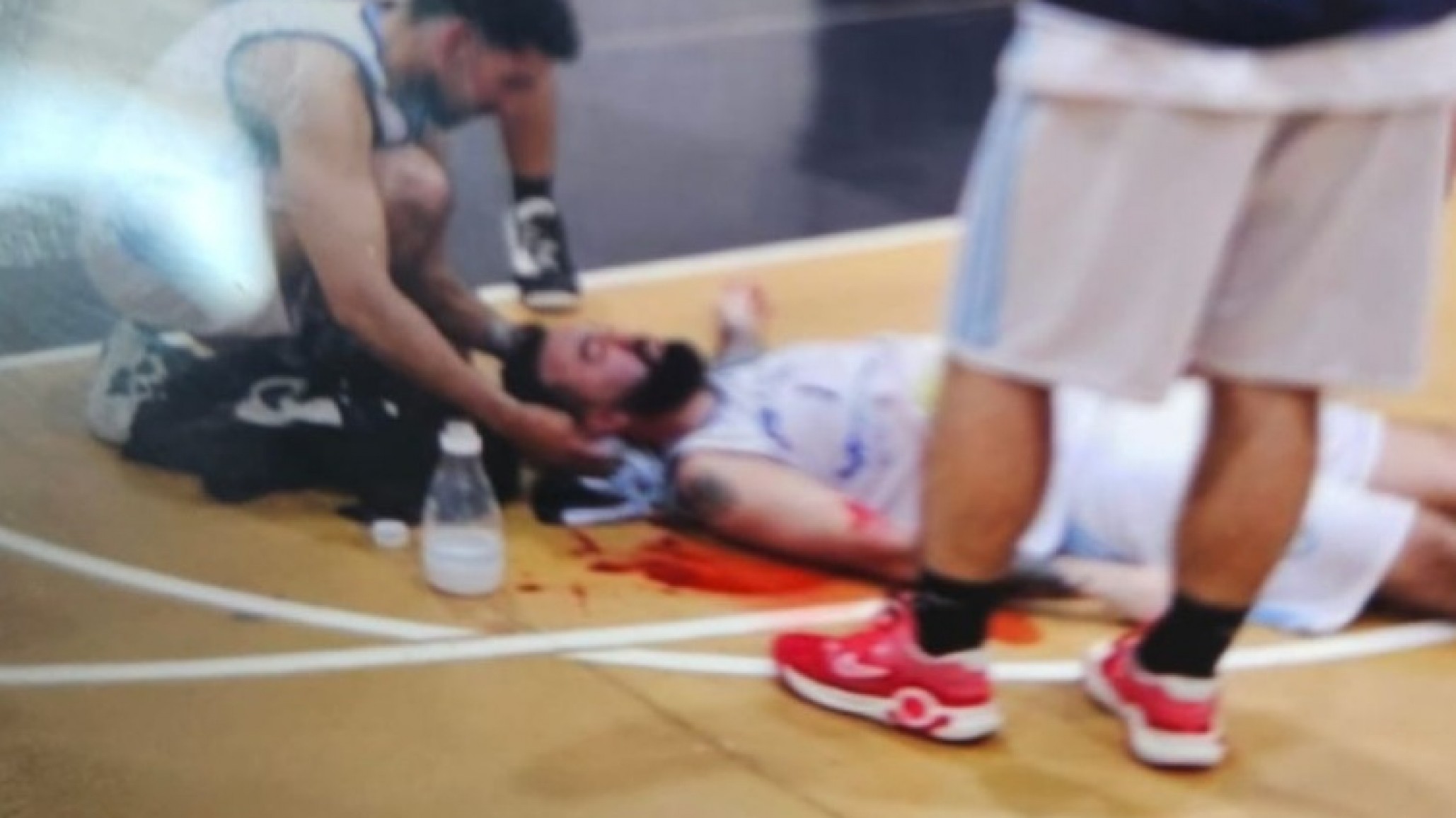 Brutal agresión en un partido de básquet en Bahía Blanca: atacaron a un jugador por la espalda