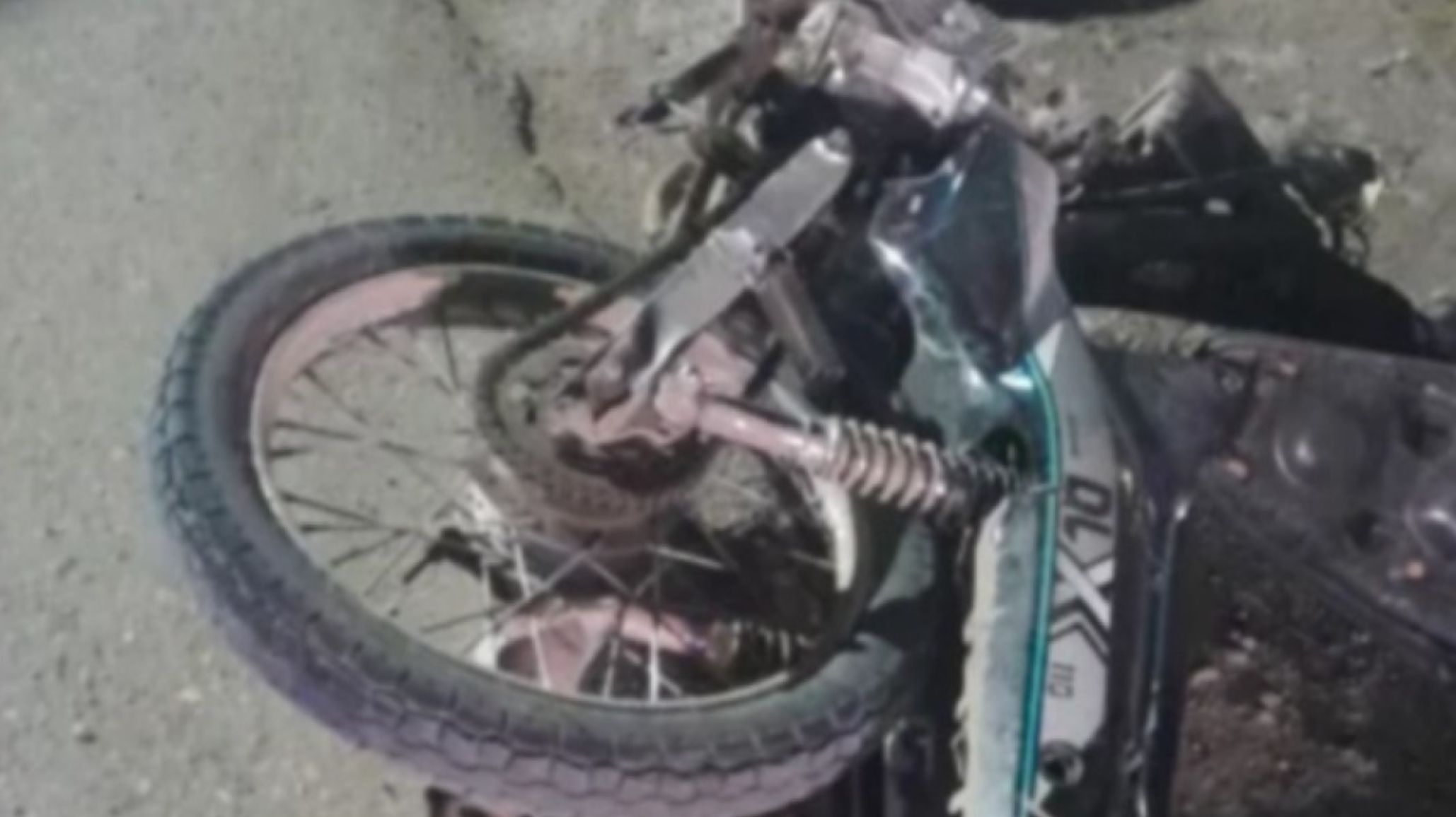 Un motociclista sufrió fracturas en ambos brazos y buscan al conductor que se dio a la fuga