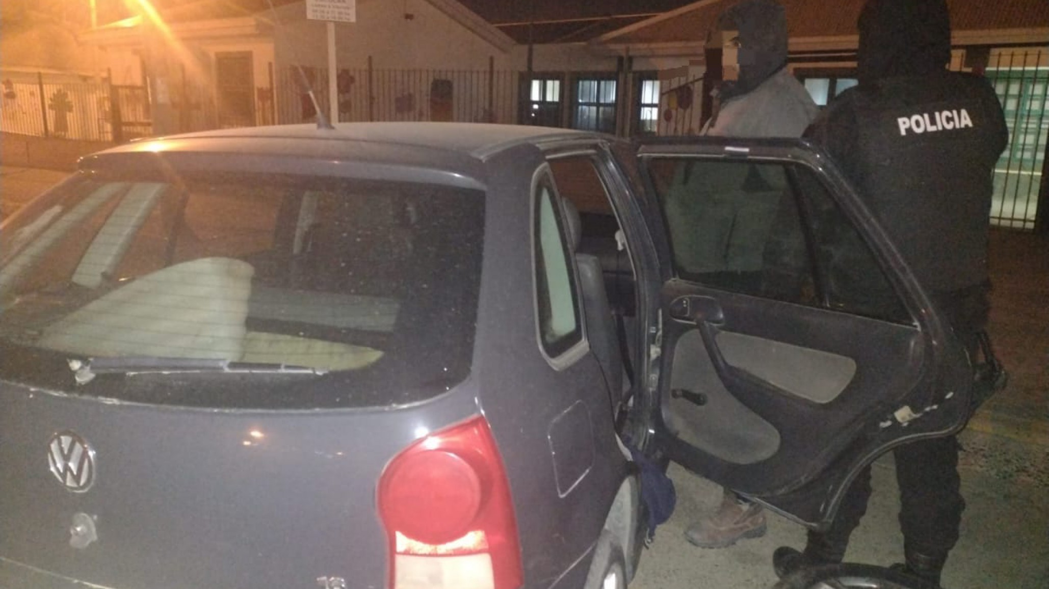 Con las manos en la rueda: lo sorprendieron después de dañar y robar en un auto estacionado