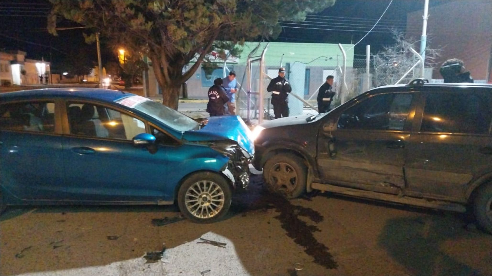 Conductor ebrio manejaba camioneta, chocó con un remis y terminó en el hospital