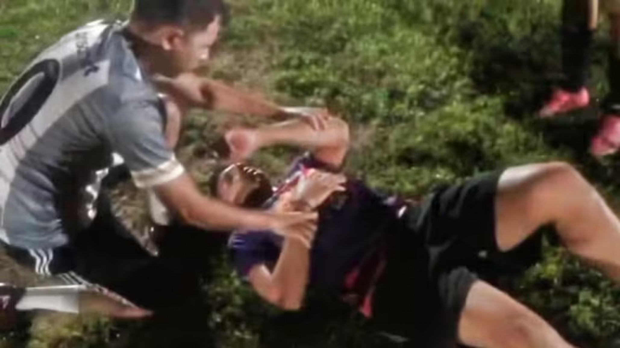 Se cayó un cable de alta tensión en una cancha de futbol y cuatro jóvenes fueron electrocutados