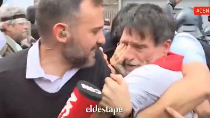 El periodista de C5N que ayudó al Padre Paco habló con AbcRadio: "Había más de 600 policías para 100 personas"