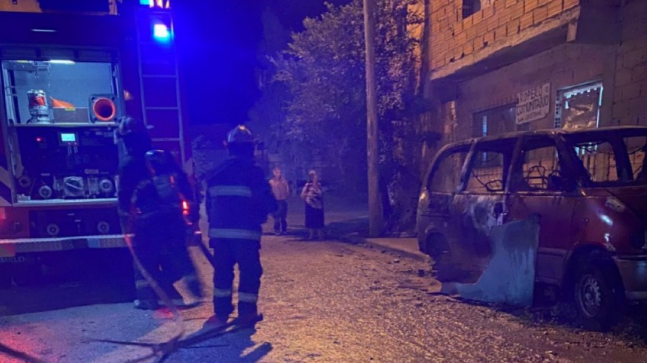 Un incendio destruyó un auto abandonado en pleno San Cayetano: investigan causas