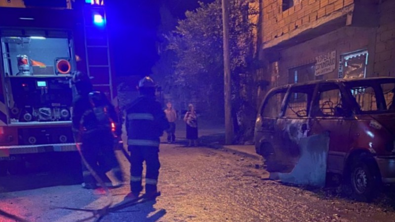 Un incendio destruyó un auto abandonado en pleno San Cayetano: investigan causas