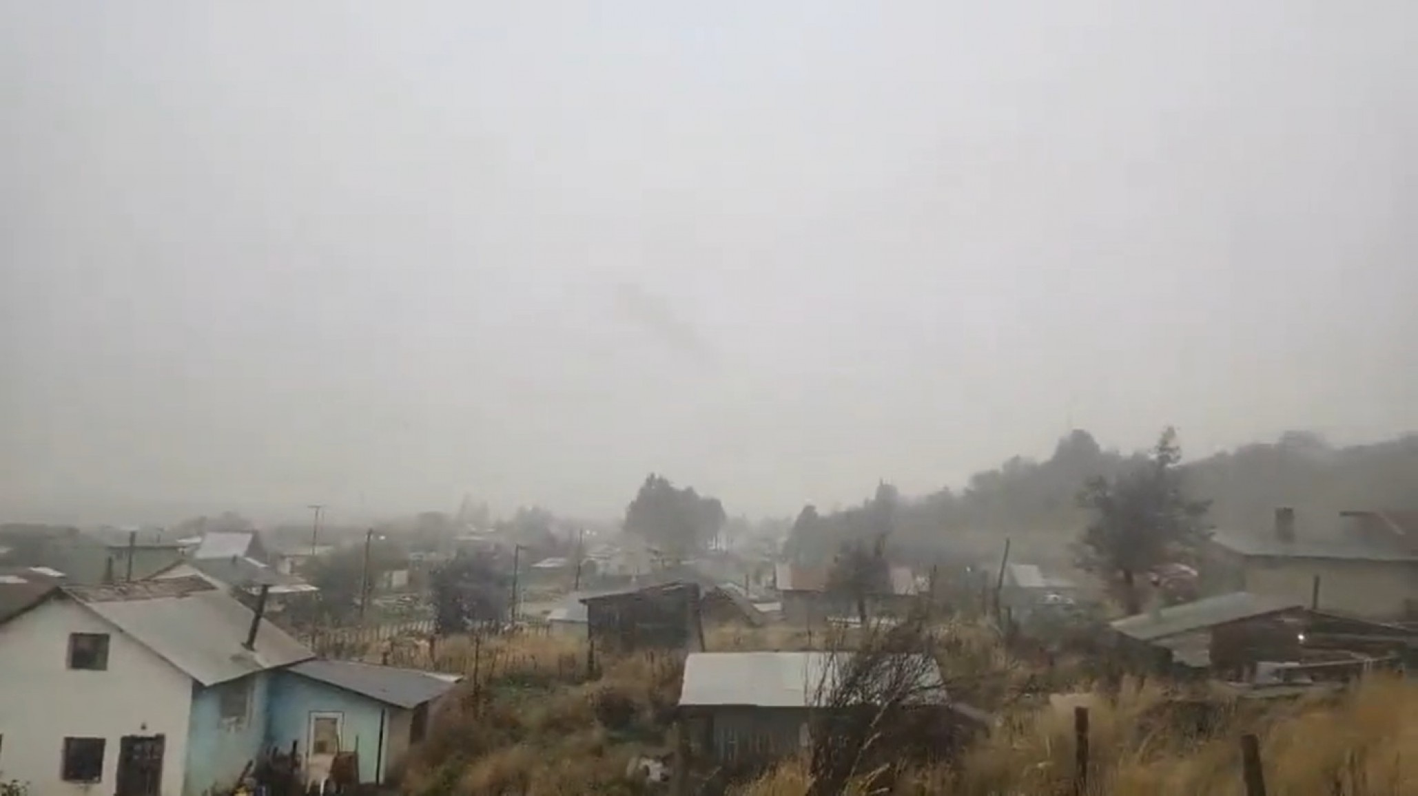 ¡Antes de tiempo! La primera nevada del año llegó a Esquel de sorpresa