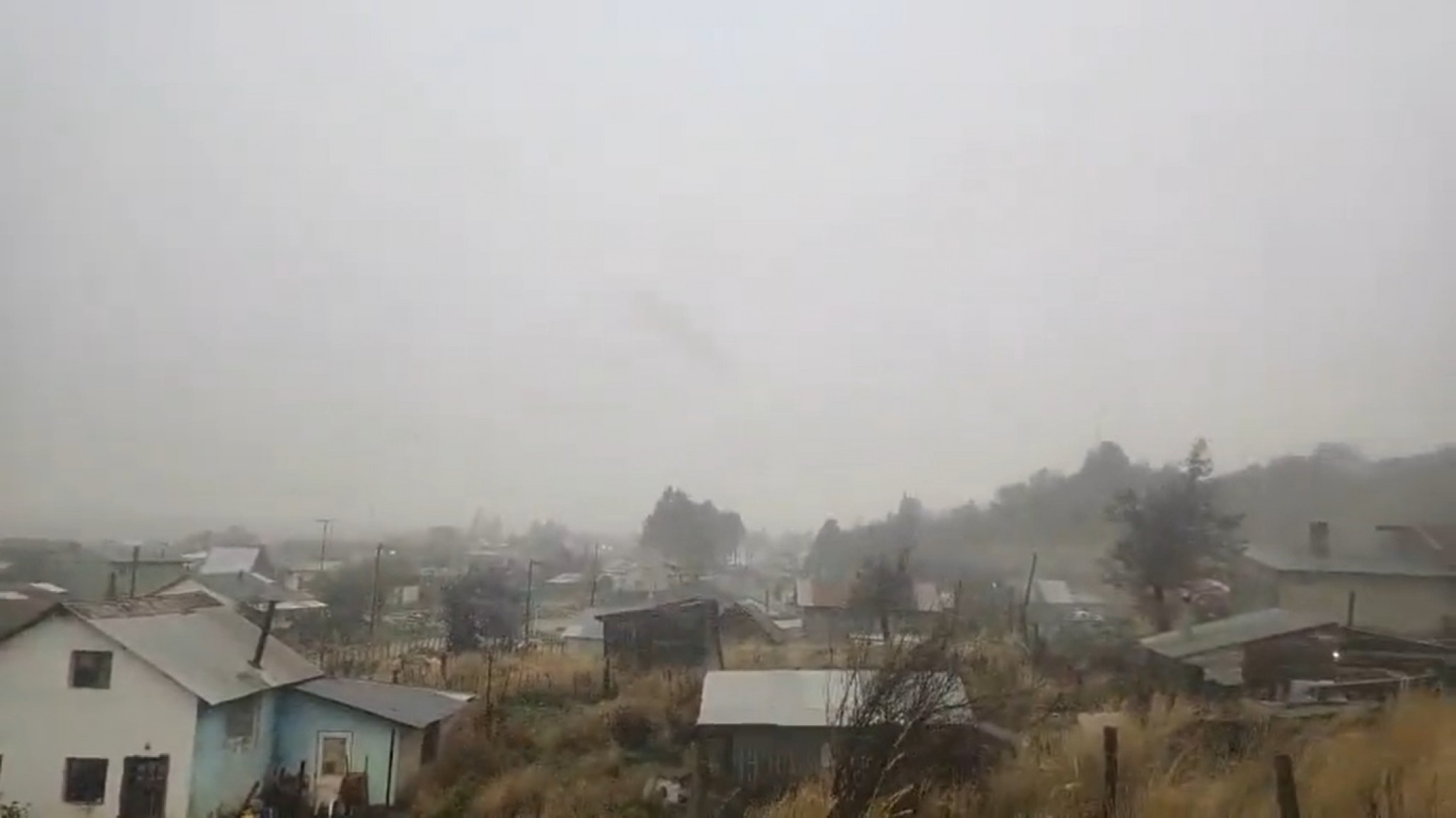 ¡Antes de tiempo! La primera nevada del año llegó a Esquel de sorpresa