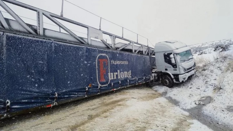 Doble alerta vial en Santa Cruz por accidentes en medio de viento y nieve
