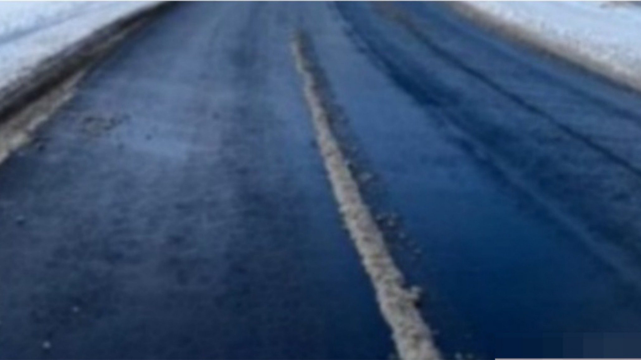 Precaución en Ruta 3 entre Pampa Salamanca y Cañadón Ferrays: calzada húmeda y neviscas