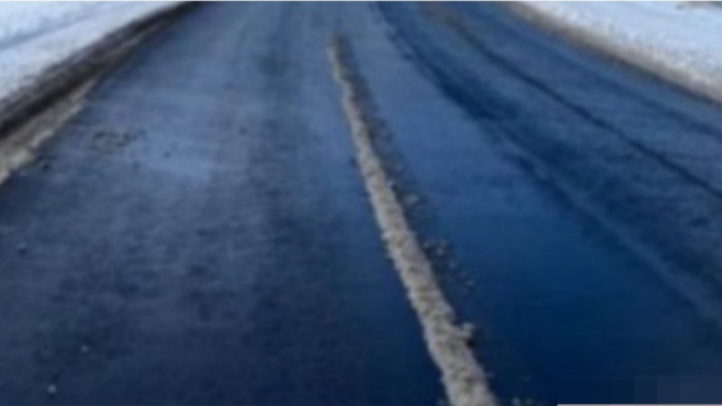 Precaución en Ruta 3 entre Pampa Salamanca y Cañadón Ferrays: calzada húmeda y neviscas