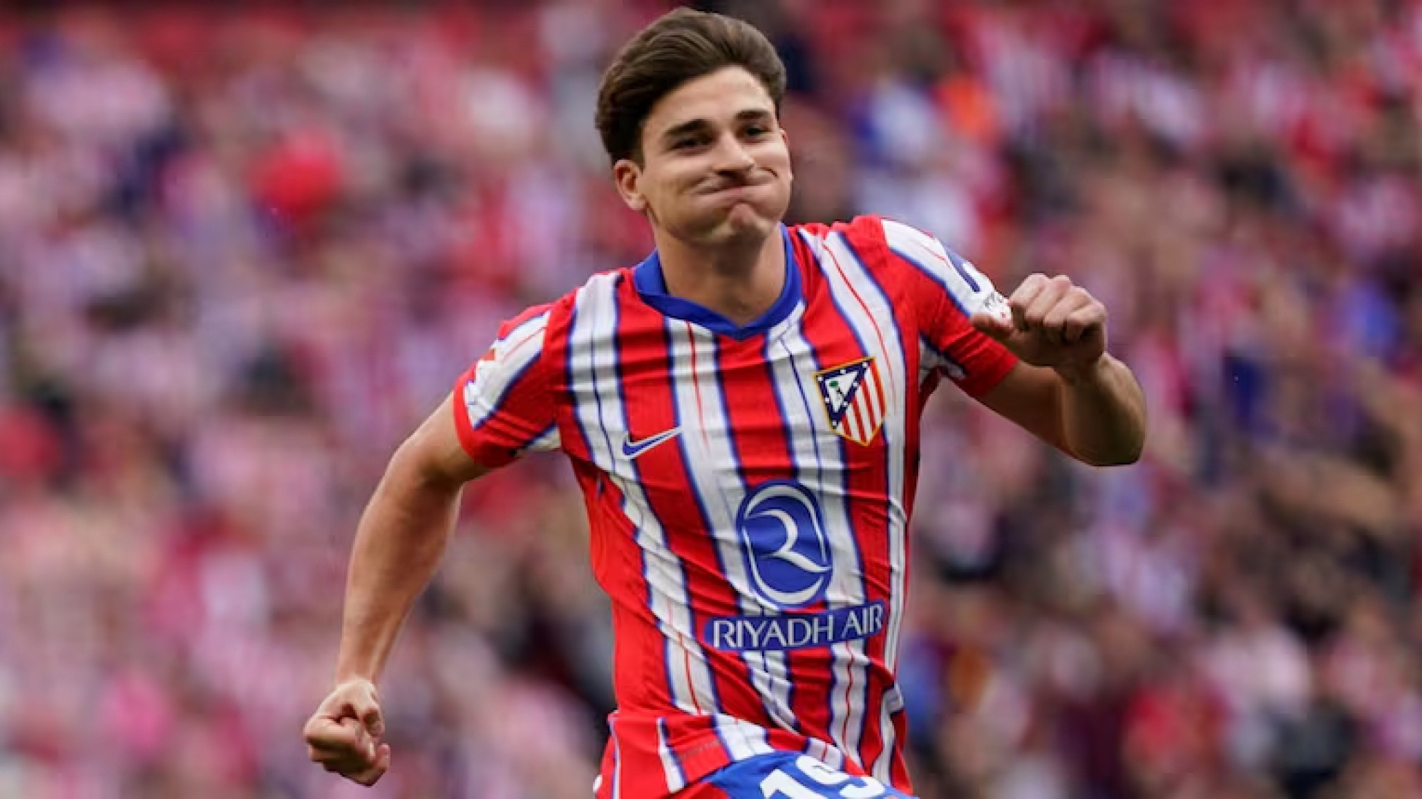 Golazo de tiro libre y doblete de Julián Álvarez ante el Betis