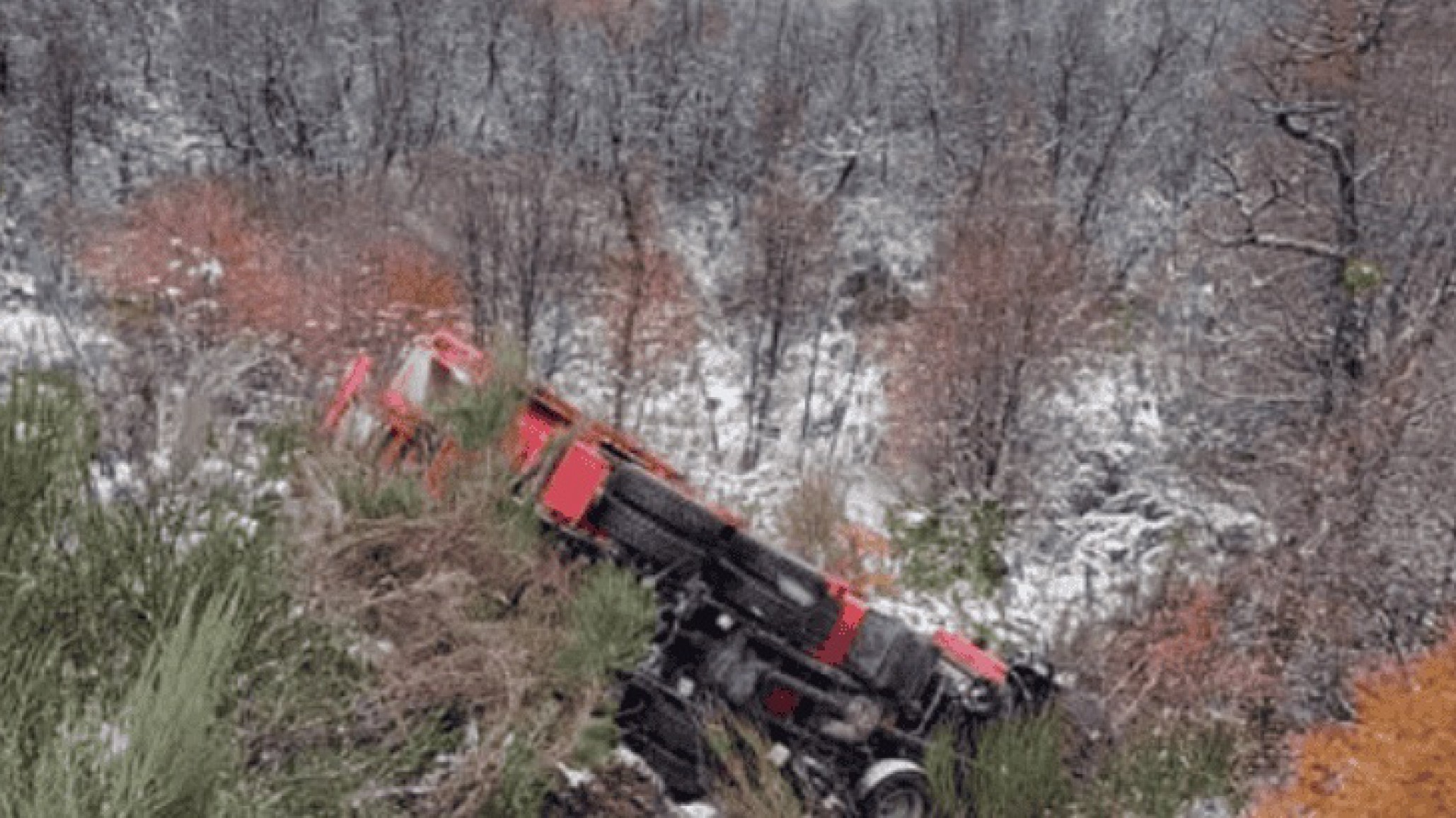 Un camión que esparcía sal y líquido anticongelante en Ruta 40, patinó y desbarrancó