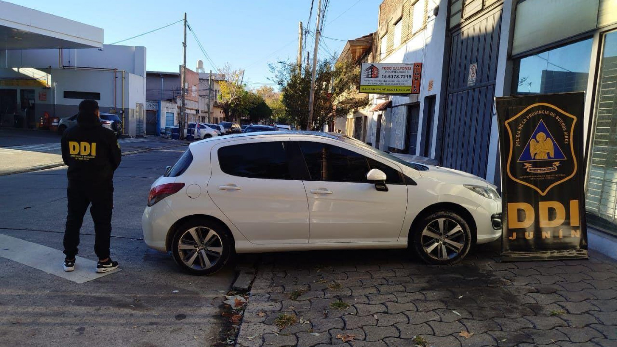 "Cuento del tío" callejero: Una pareja simuló una discapacidad y le robaron $10.000 dólares a una jubilada