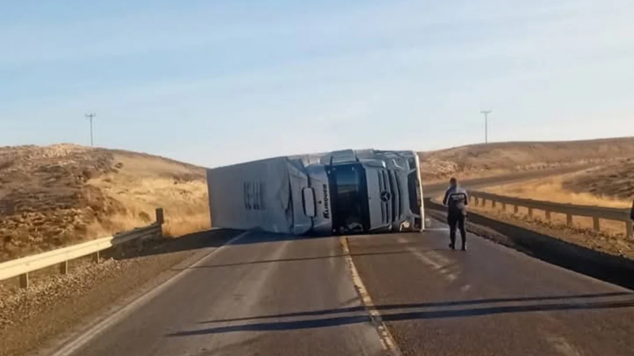 Un camión que transportaba carne volcó en Ruta 3