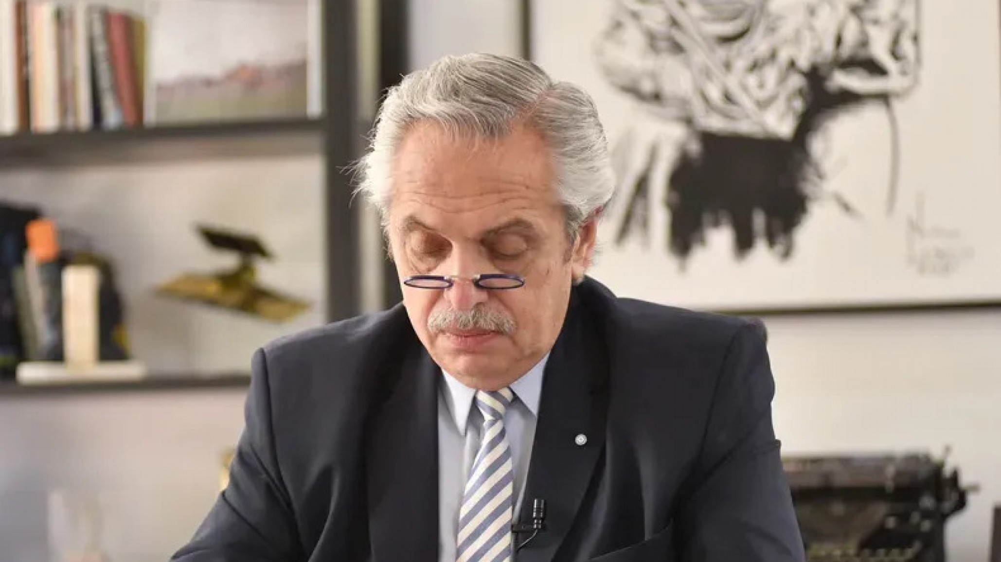 Ordenaron analizar el teléfono de Alberto Fernández en la causa de los seguros