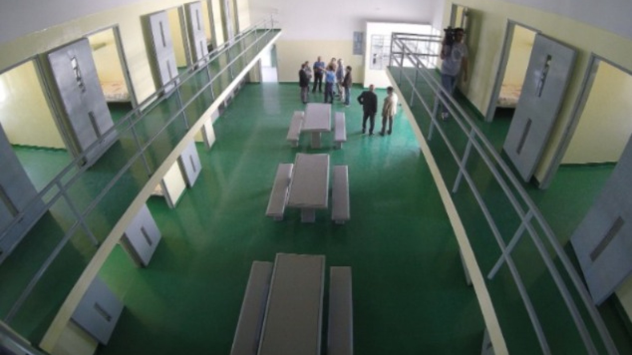 Presos golpearon a policías con puños y palos, reclamaron excesos y un juez ordenó devolución de sus pertenencias