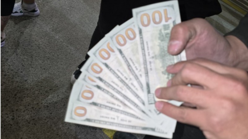 Quiso venderle dólares truchos por segunda vez a la misma mujer pero esta vez lo esperaba la Policía