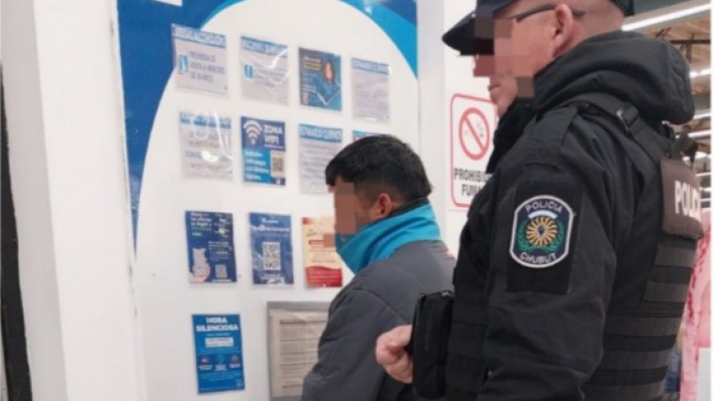 Intentó llevarse una frazada sin pagar en un supermercado del centro y fue demorado