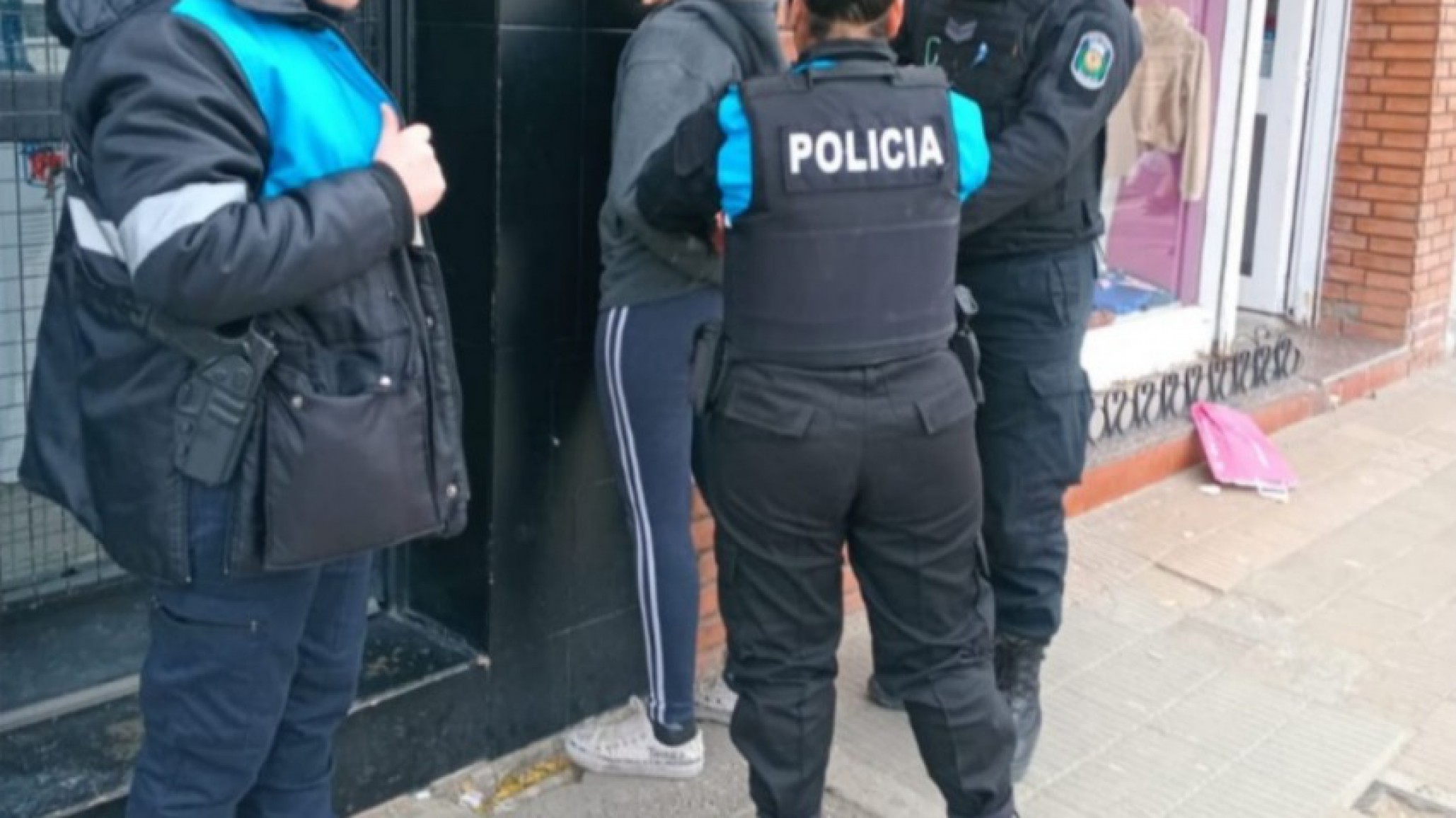 Una mujer golpeó a una sexagenaria en pleno centro para robarle el bolso con dinero