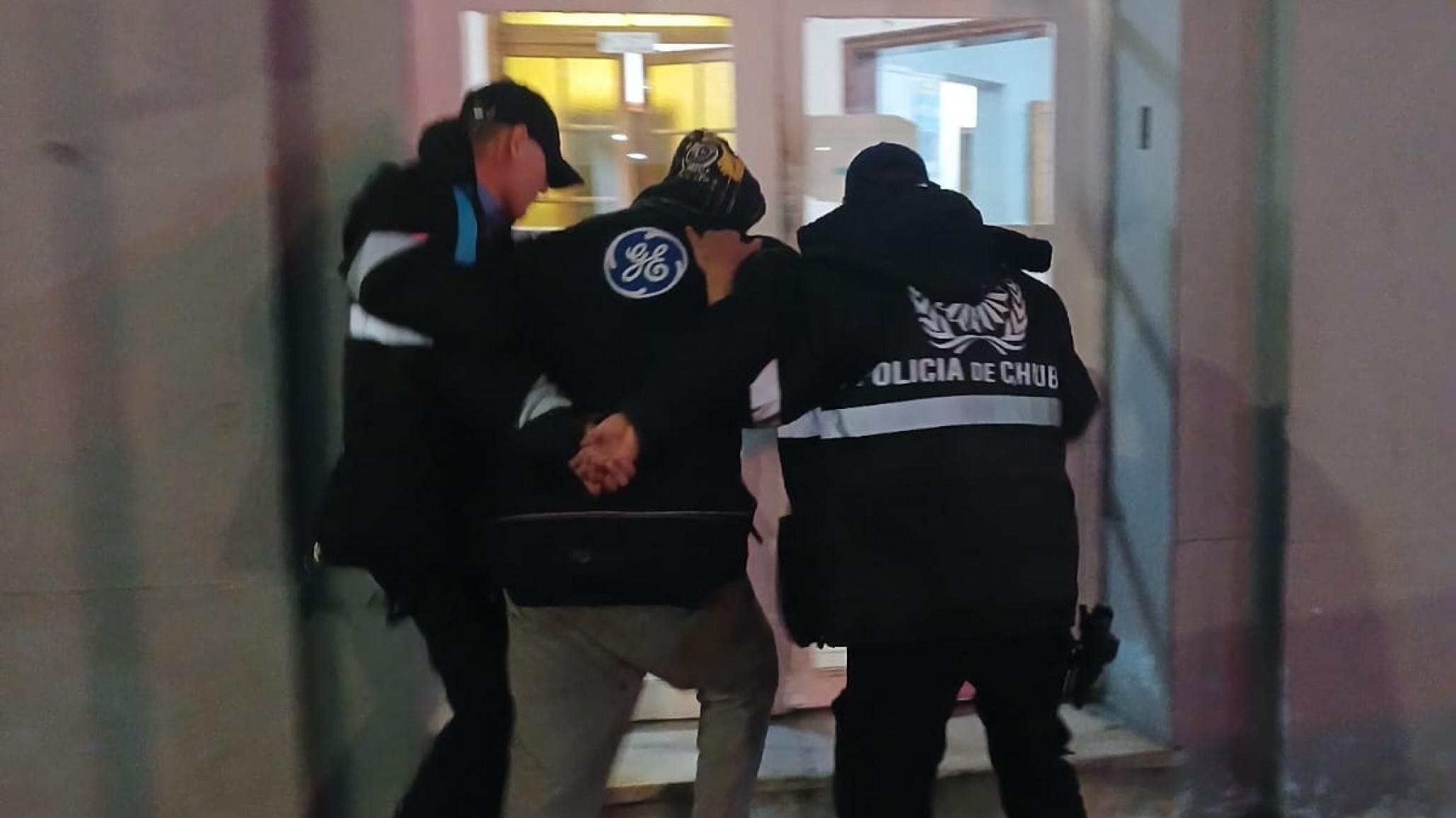 Ebrio provocó disturbios en un local del centro, se puso agresivo con la policía y terminó detenido