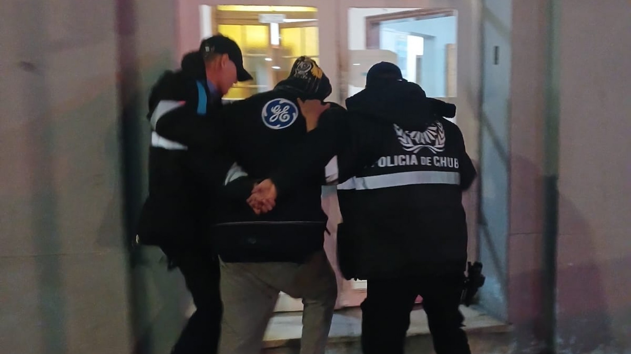 Ebrio provocó disturbios en un local del centro, se puso agresivo con la policía y terminó detenido