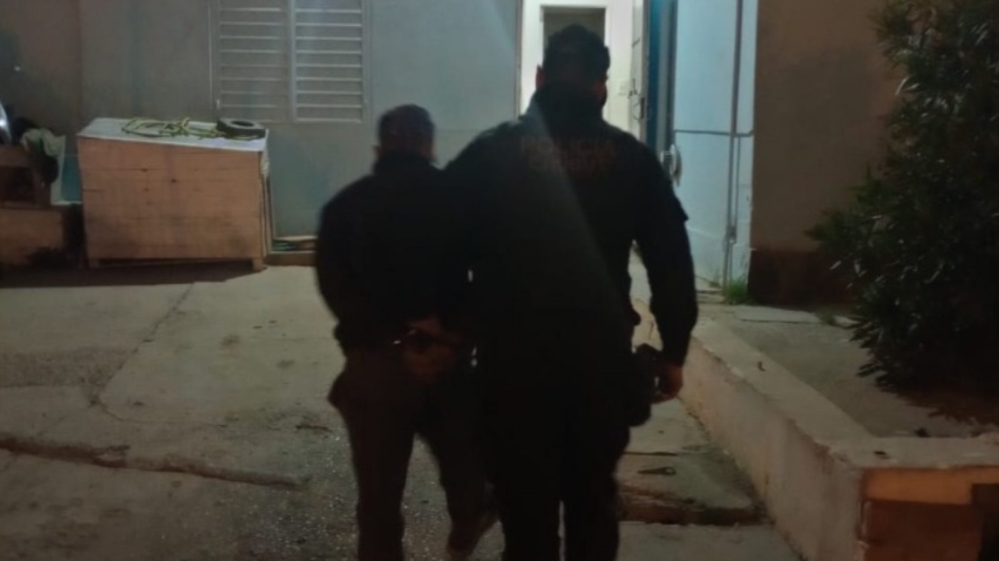 Escapó a contramano con una moto robada y chocó contra un árbol