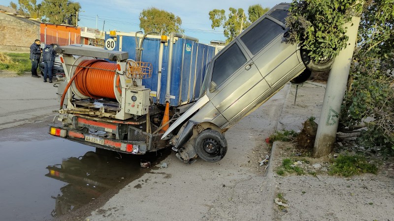 Un camión de la Cooperativa resbaló, chocó un Fiat y lo dejó parado contra una columna: "Sentí el golpe y era mi auto volando"