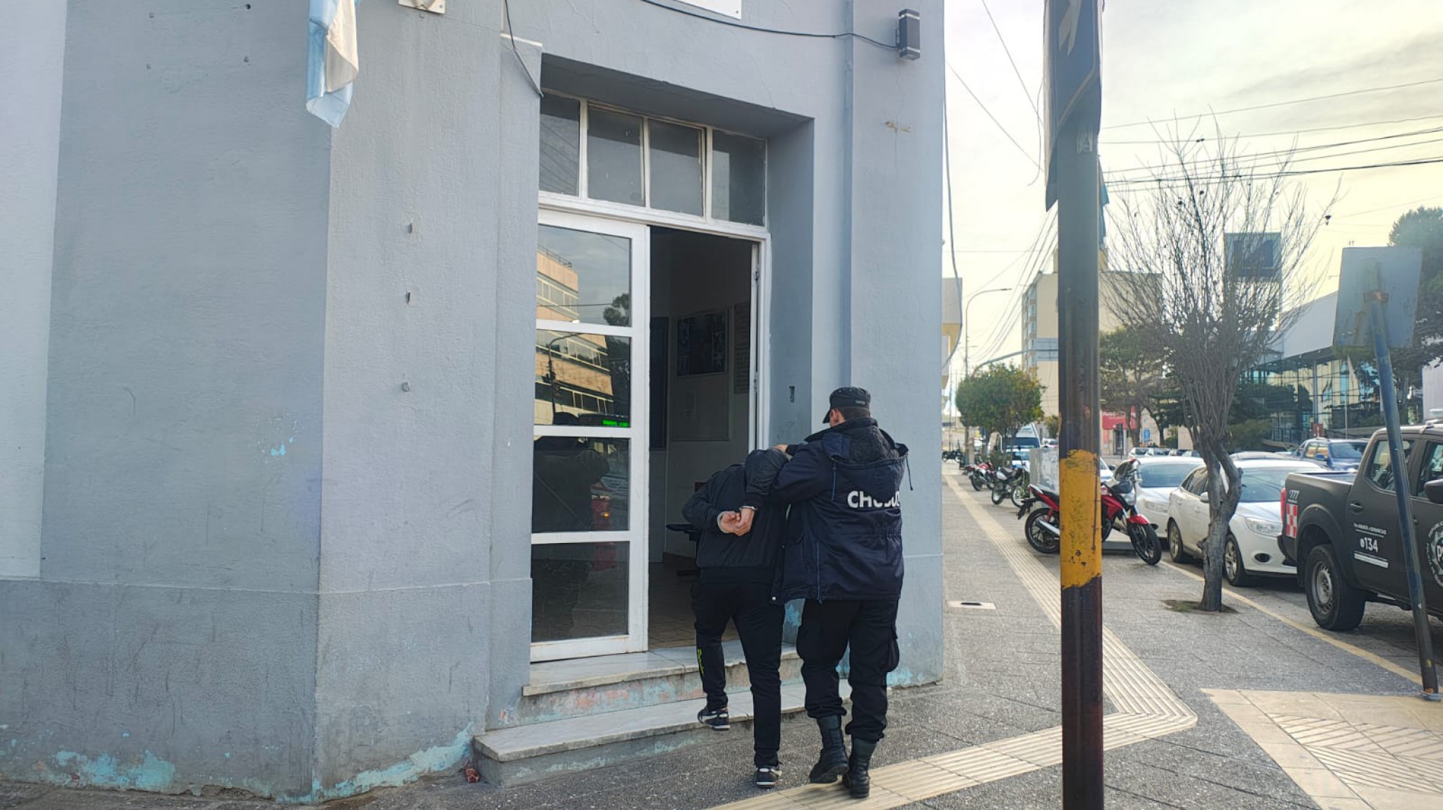 Alertó el robo de una rueda y llamó a la policía: detenido en el centro de Comodoro