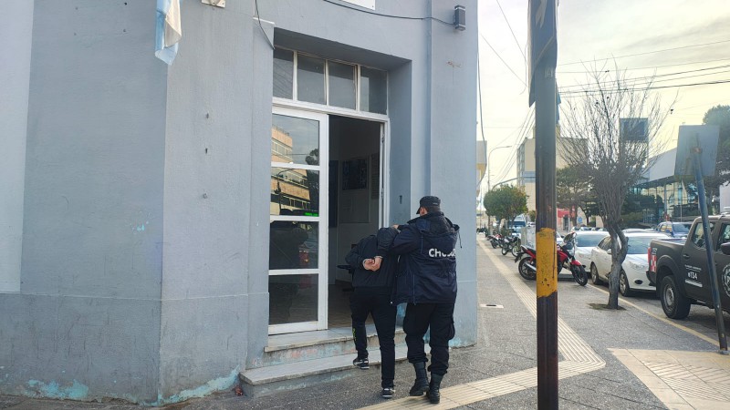 Alertó el robo de una rueda y llamó a la policía: detenido en el centro de Comodoro