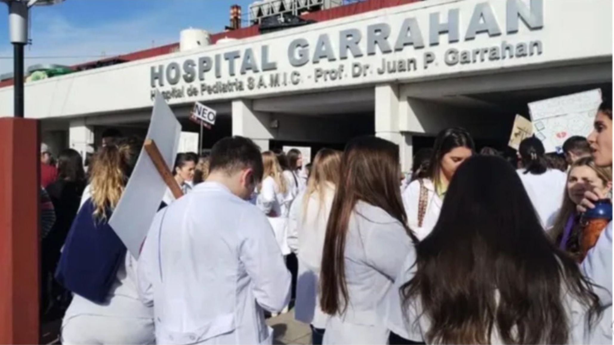 M閐icos del Garrahan denuncian el cierre de la residencia de Pediatr韆 y convocan a una marcha